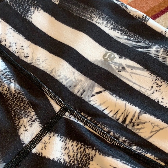 Limited edition print Lululemon Leggings size 4 - Picture 7 of 8